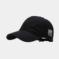 Dettaglio della toppa vintage ricamata su un cappellino da baseball in cotone nero - Nero
