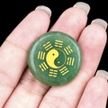 Anhänger aus grünem Naturstein mit goldener Yin-Yang- und Bagua-Gravur - Grüner Aventurin