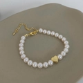Elegantes Süßwasserperlen-Armband mit poliertem goldenem Herzanhänger und verstellbarer Kette - Imitationsperle - Goldherz