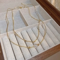 Detail einer mehrlagigen goldenen Schlangenkette mit schillernder Perle in Samtbox - 4# Doppellagige Halskette-Goldene Perle