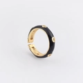 Dettaglio anello dorato regolabile con smalto nero e pietre di zircone brillanti - Aperto Regolabile / Nero