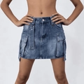Dettaglio gonna di jeans cargo blu con bottoni metallici e grandi tasche 3D applicate - Blu scuro