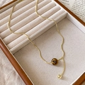 Collana a catena serpente dorata con una perla occhio di tigre e ciondolo a sfera d'oro - Collana con ciondolo a piccola sfera dorata in occhio di tigre sfumato - circonferenza circa 50 cm