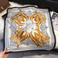 Dettaglio della stampa di un foulard in seta giallo e nero su sfondo di peluche bianco - Arancione (W-484)