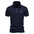 Détail du polo en coton piqué bleu marine avec broderie tête de lion blanche sur la poitrine - S / Bleu marine