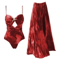 Seestern-Detail am Cut-Out-Badeanzug mit rotem Farbverlauf und passendem Strand-Sarong - S / Badeanzug + Maxirock Set / Rote Tinte