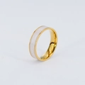 Anello minimalista in acciaio placcato oro 18K con finitura con intarsio in marmo - US 6 / Bianco Crema-Nuvola