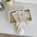 Naturweiße Strickocken mit bunten Konfetti-Punkten und feiner Fruchtstickerei - Apfel