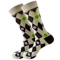 Nahaufnahme von Socken mit schwarz-grau-grünem Rautenmuster und gerippten Bündchen - Quadratischer Totenkopf