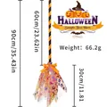 Detailansicht der 90cm Halloween Hexenbesen Maße mit orangefarbenem Netz und Schleife - Farbgedruckter Orangefarbener Besen (Schleife + Band)