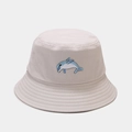 Gros plan du bob en toile gris clair avec les détails d'une broderie dauphin bleu - M (56-58cm) / Beige