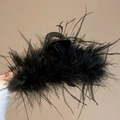 Detailaufnahme der glänzenden Acryl-Haarklammer mit voluminösen schwarzen Federn - Schwarze Haarklammer (1#抓夹-黑色)