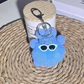 Porte-clés boule de suie bleue en peluche avec bonnet tricoté et lunettes sur tapis de paille - Bleu ciel