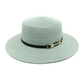 Détail du chapeau de paille vert menthe avec bande en cuir noir et boucle dorée en métal - Vert menthe