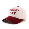Nahaufnahme der roten COWBOY HAT Stickerei auf beige-burgunderroter Baumwollkappe - Beige/Weinrot