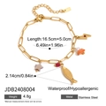 Pulsera dorada de acero inoxidable con colgantes de estrellas y perlas sobre fondo blanco - Estilo Estrella Pez Rayo (JDB2408004)