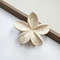 Pinza per capelli a fiore di frangipane color crema con trama marmorea dorata per mare - Forma di Plumeria / Beige