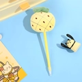 Penna a sfera gialla creativa con decorazione ananas in peluche su sfondo blu - Ananas Giallo