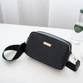 Bolso bandolera negro con diseño ondulado, adornos dorados y correa ancha tejida - Negro