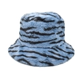 Detail der blau-schwarzen Zebra-Kunstfell-Textur auf einem dicken Winter-Anglerhut - M (56-58cm) / Blau