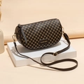 Borsa a tracolla marrone a mezza luna con motivo geometrico dorato e cinturino - caffè
