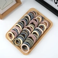 Pack de 50 gomas de pelo gruesas sin costuras en colores Morandi sobre bandeja - 50 Piezas / Color Morandi