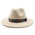 Vue détaillée du chapeau fedora beige avec ruban noir et broderie LOVE multicolore - Beige