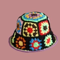 Detailaufnahme der handgefertigten bunten Häkelblumenmuster auf dem Strick-Fischerhut - M (56-58cm) / Schwarzer bunter Granny-Square-Fischerhut