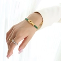 Luxe gouden armband met groene zirkonia-stenen en elegante bijpassende stapelbare ringen - Goud Groene Zirkonia