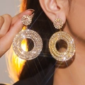 Elegantes pendientes circulares multicapa con cristales brillantes y acabado dorado - Colgante Redondo de Varias Capas / Dorado