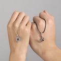Magnetische Leuchtende Sonne und Mond Halskette mit sechseckigem Säulenanhänger - Silber Stil (S152)