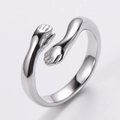 Dettaglio dell'anello abbraccio in argento con design a fascia aperta regolabile - US 6 / Argento (Acciaio)