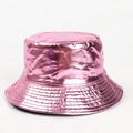 Dettaglio del cappello alla pescatora rosa metallizzato con texture lucida in ecopelle - Taglia unica / Rosa (Retro Nero)