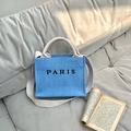 Hellblaue Stroh-Tragetasche mit weißen Riemen und Paris-Aufdruck in lässigem Stil - Klein Blau
