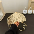 Borsa da sera a semicerchio in metallo dorato con trama martellata e catenella - Oro Semicircolare