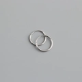 Vista macro detallada de pendientes de aro minimalistas en plata de ley S925 sobre gris - 12mm / Oro Blanco