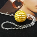 Vista de detalle del colgante de coche con bola de Navidad amarilla y cristales - Bola Luminosa de Diamantes de Imitación Completa-Amarillo Aurora