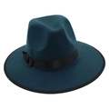 Détail d'un chapeau fedora en feutre de laine bleu canard avec un ruban de satin noir élégant - Taille unique / Vert
