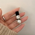 Dettaglio ravvicinato di fermaglio in velluto con strass quadrato e perla - Fermaglio per Capelli in Velluto Nero con Perle e Strass