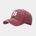 Détail de la broderie 3D lettre B blanche sur casquette de baseball bordeaux - Réglable / Bordeaux