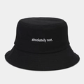 Dettaglio del ricamo 'absolutely not.' bianco su cappello a secchiello in cotone nero - M(56-58cm) / Nero
