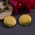 Pendentif médaillon doré rond avec gaufrage floral vintage sur un fond sombre - N°8 Médaillon Rond à Motif Gaufré (32.5*36mm)