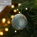 Pallina di Natale blu da 8 cm con strisce dorate glitterate su un albero festivo - Palla a Strisce Blu / Diametro 8cm