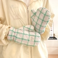 Vista detallada de guantes de invierno acolchados a cuadros con etiqueta decorativa - Cuadros Verde Esmeralda