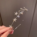 Detalle de una diadema metálica con estrellas, pedrería brillante y perlas de imitación - Diadema Dorada de Cielo Estrellado
