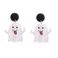 Vista macro di orecchini a forma di fantasma bianco in acrilico per Halloween - Stile Fantasma che Fa la Linguaccia (8号)