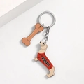 Detail van teckel sleutelhanger met rode mom trui en bot bedeltje op grijze achtergrond - Basketbal