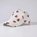 Gros plan détaillé d'une casquette blanche en dentelle avec broderie de coeurs - Réglable / Blanc avec petit cœur