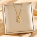 Collana quadrifoglio dorata con diamanti incastonati su elegante sfondo di seta beige - Quadrifoglio (8617) / Oro