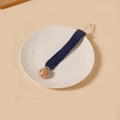 Détail de l'attache-tétine en coton bleu foncé avec pince ronde en bois de hêtre naturel - Style Bleu Foncé (17)